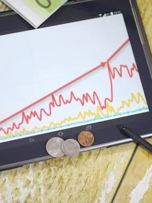 Projected Losses for US Banks Amid Rising Credit Card Delinquency Rates - Cover Image